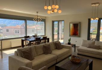 The Cozy Hideaway has Balcony rooms