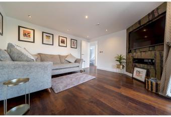 Pass the Keys NEW Newquay Sea View Penthouse Apartment has Balcony rooms