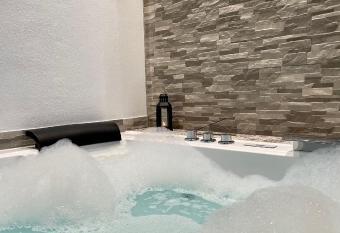 CUEVAS DEL PE    N - Loft Torre  n has rooms with a private hot tub