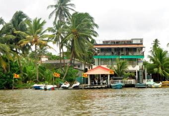 Luthmin River View Hotel has Balcony rooms