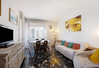 B167 Nuvoloni - Arma di Taggia has Balcony rooms