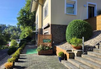 Kleine Auszeit Vulkaneifel allows 18 year olds to book a room