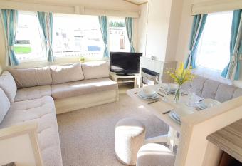Summer Breeze Caravan, PG160 Golden Palm Resort, Skegness allows 18 year olds to book a room