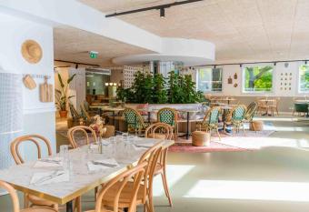 Ecla Paris Noisy-le-Grand allows 18 year olds to book a room