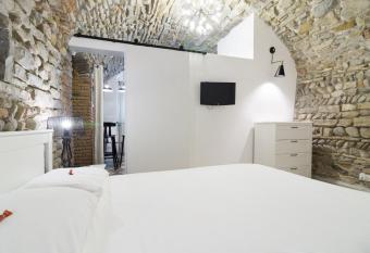 BERGAMO art allows 18 year olds to book a room