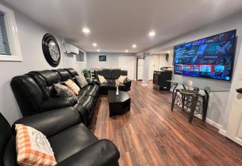 Beautiful 1 Bedroom Apartment Entire Unit near NYC allows 18 year olds to book a room