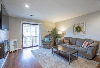 B 28-7 3rd Night Free in Sept Oct-Close to pool-Beautiful Remodeled Awesome Unit allows 18 year olds to book a room