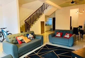 Holiday house Desaru near Four point desaru CozyHome has Balcony rooms