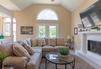 B 32-3 3rd Night Free in Sept Oct Private 3 Bedroom Villa with garage no stairs to enter first floor allows 18 year olds to book a room