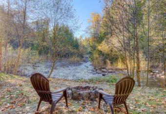 Riverbend Cabin 1 has Balcony rooms