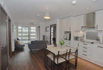 Modern, 2-bedroom Central Southend flat,9th Floor has Balcony rooms