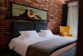 Rozafa Fish City allows 18 year olds to book a room