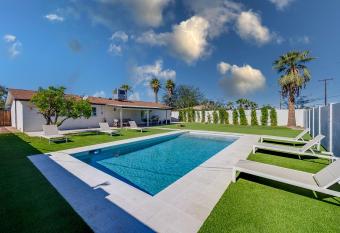 Quiet Contemporary Deluxe Estate 4BD/3BA: Old Town Scottsdale has Balcony rooms