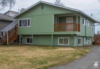 Near airport guest suite allows 18 year olds to book a room