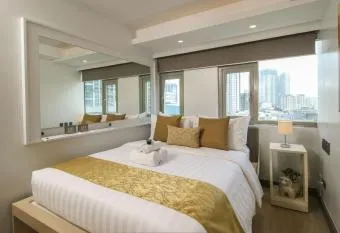 Azure Condo with Beach Access in the City has Balcony rooms