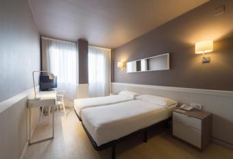 Paral  lel allows 18 year olds to book a room