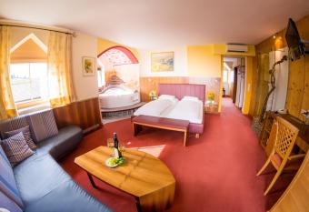 Das Kappel Winzer-Wellness-Hotel has rooms with a private hot tub