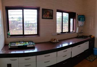 Srisadan bunglow has Balcony rooms