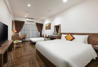 Hanoi Saga Hotel has rooms with a private hot tub