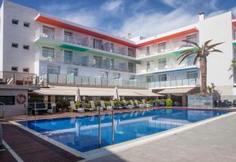 Ibersol Antemare - Adults Only allows 18 year olds to book a room