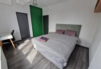 Cozy villa near city center, parks and metro allows 18 year olds to book a room