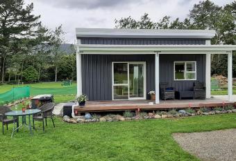 Waiora cottage has Balcony rooms
