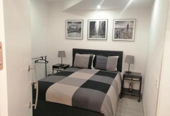 Loft & Studio Cascais has rooms with a private hot tub