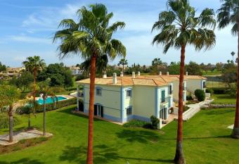 Luxury Condo at Pestana Gramacho Golf Resort Carvoeiro with pool and tennis court has Balcony rooms