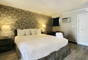 Waikiki Village One Bedroom King Suite - 238 allows 18 year olds to book a room