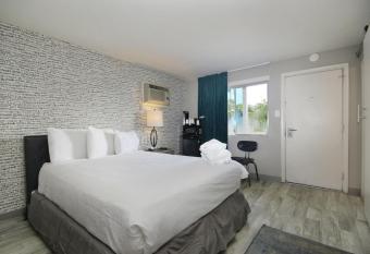 Waikiki Village Standard Queen Room - 224 allows 18 year olds to book a room