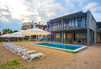 GREEN LAND HOTEL has Balcony rooms