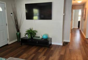 Modern 3 Bedroom 2 bath Home-10 mins From Airport has Balcony rooms