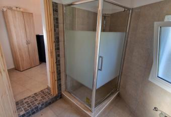 Aprosmeno Jacuzzi House 4 allows 18 year olds to book a room