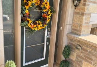 New 3-story townhouse Wonderland/Downtown Train has Balcony rooms
