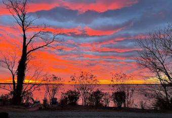 Windswept- a cottage on the water featuring 3 BRs allows 18 year olds to book a room