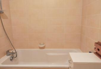 chambre priv  e allows 18 year olds to book a room