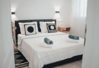 Maimon beach cottage has Balcony rooms