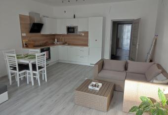 APARTM  N   AMBOR - na skok do pr  rody a mesta has Balcony rooms