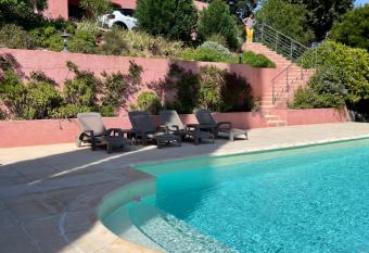 Villa Proven  ale/Swimming pool heated all year! has Balcony rooms