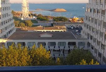 Appartement lumineux avec vue sur mer has Balcony rooms