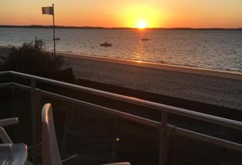 Appartement ARCACHON Perreire Premiere ligne les pieds dans l eau vue magnifique sur le bassin has Balcony rooms