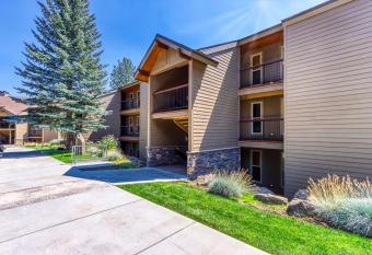 Tree Top Retreat has Balcony rooms