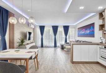 Miami Vibe by EstateAutomata has Balcony rooms