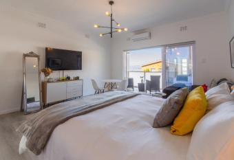 Luxury Studio Apartment in Tamboerskloof allows 18 year olds to book a room
