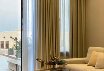 Sifah Gateway Villa has rooms with a private hot tub