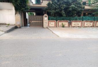 Royal Hayat Guest House has Balcony rooms