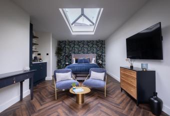 Honeysuckle Lodge has Balcony rooms