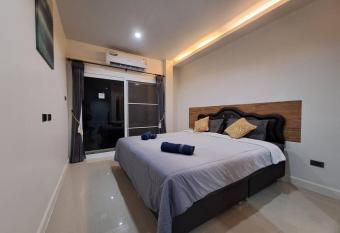 Triple J Hometel has Balcony rooms