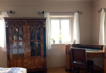 (C) Zimmer in einem Bauernhaus allows 18 year olds to book a room