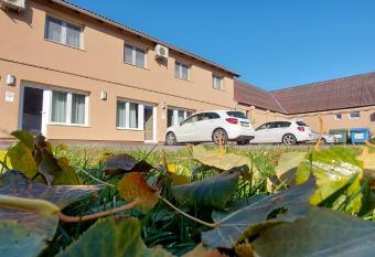 Park 84 Vend  gh  z allows 18 year olds to book a room